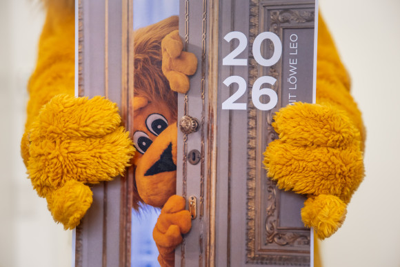 Löwenhände halten einen Kalender