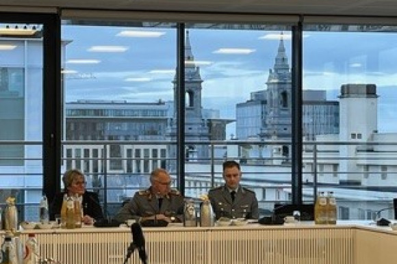 Militärische Vertreter im Gespräch