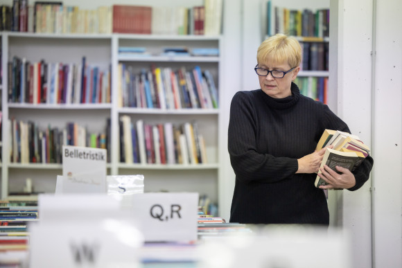 Tag des Ehrenamts Bücherbasar Mitarbeiterin