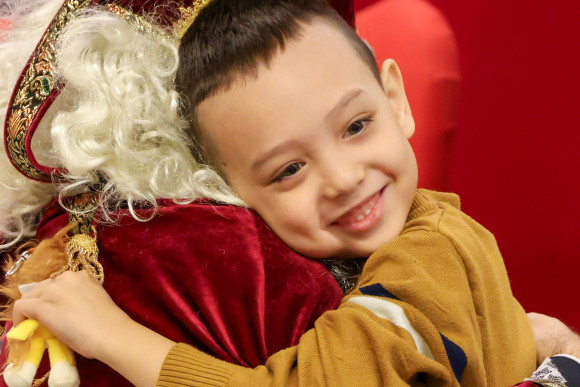 Nikolaus Grundschule Schelmengraben Umarmung