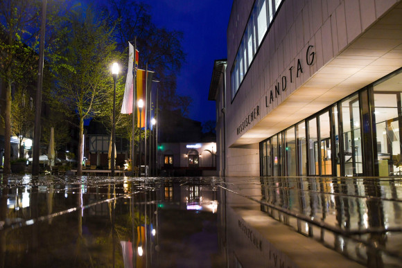 Hessischer Landtag Nachtansicht
