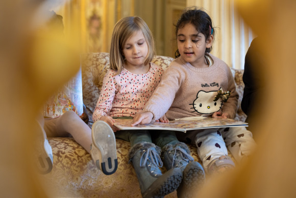 Kinder betrachten Wimmelbuch