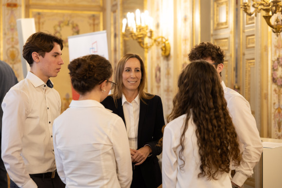 Landtagspräsidentin Wallmann im Gespräch mit Jugendlichen