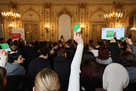 hr2-Hörfest im Musiksaal Pro Kärtchen werden hochgehalten