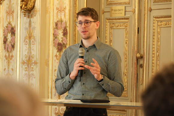 Person spricht in Mikrofon