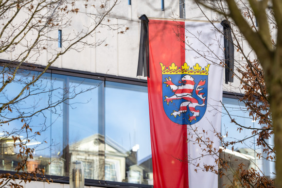 Gedenken für die Opfer des Nationalsozialismus Trauerflor an Flagge