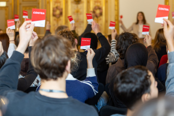 hr2-Hörfest im Musiksaal Jugendliche halten Contra Kärtchen hoch