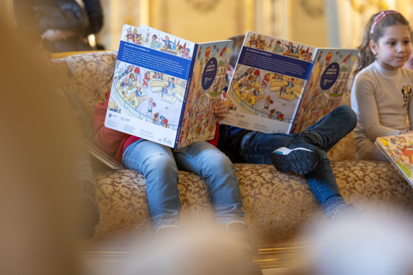 Kinder blättern im Wimmelbuch