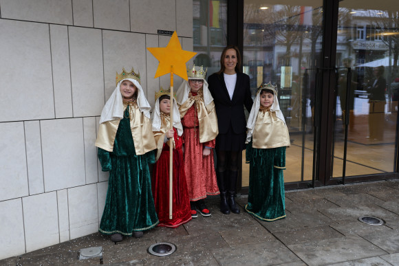 Sternsinger und Landtagspräsidentin vor dem Plenargebäude
