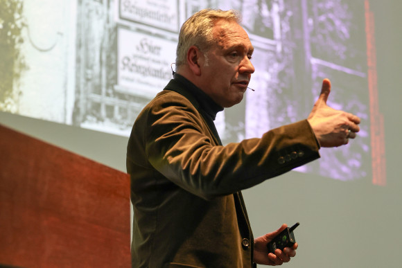 Eröffnung Plakatausstellung Kurator Peter Forster 