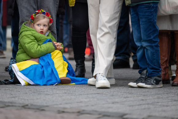 Vier Jahre Krieg gegen die Ukraine Solidaritätskundgebung Kind