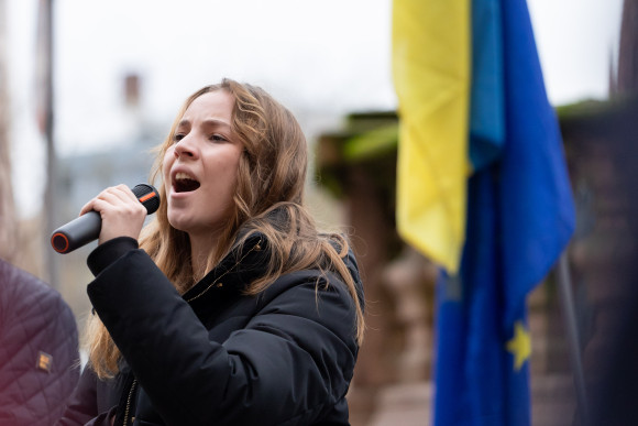 Vier Jahre Krieg gegen die Ukraine Solidaritätskundgebung Sängerin