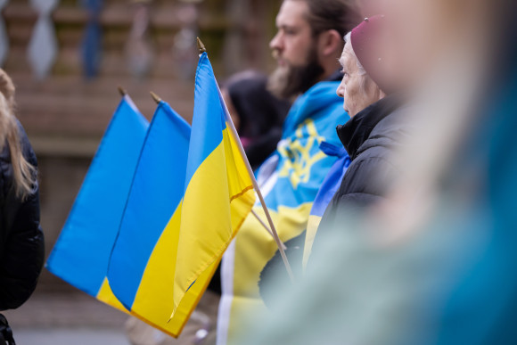 Vier Jahre Krieg gegen die Ukraine Solidaritätskundgebung Fahnen