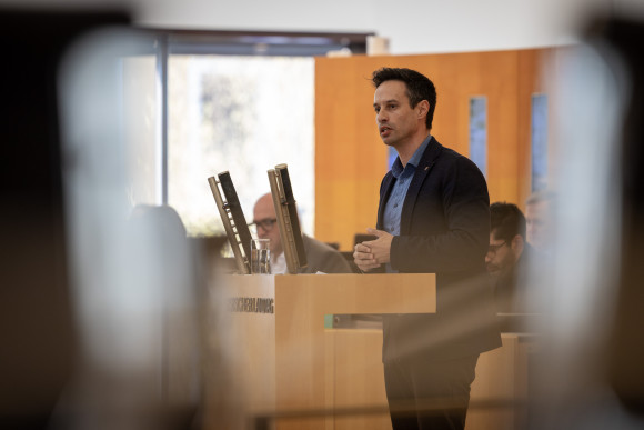 Oliver Ulloth bei der Präsentation des Petitionsberichts 2025