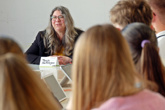 Tanja Hartdegen (SPD) im Gespräch mit Schülerinnen und Schülern