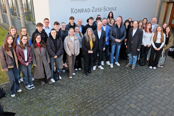 Schülerinnen und Schüler der Berufs- und Fachschule Hünfeld empfangen Abgeordnete des Hessischen Landtages