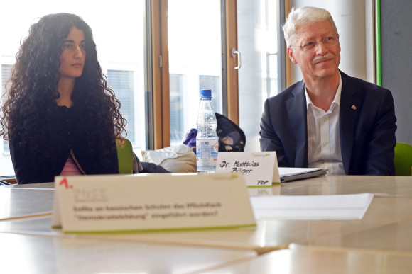 Dr. Matthias Büger (FDP) im Gespräch mit Schülerinnen und Schülern