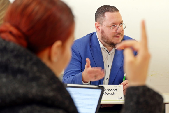 Gerhard Bärsch (AfD) im Gespräch mit Schülerinnen und Schülern
