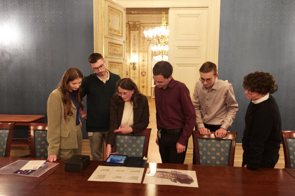 Einige ehemaligen Landtags-FSJler beim Rätselspiel "Lost in Time".