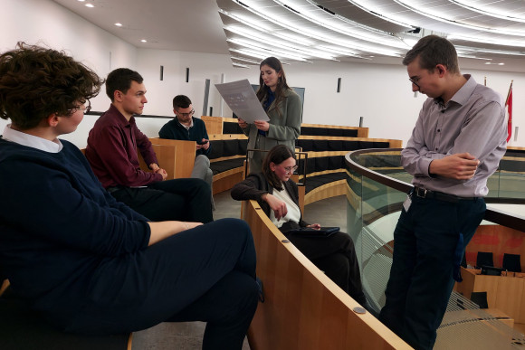 Ex-Landtags-FSJ'ler rätseln auf der Besuchergalerie im Rahmen des Formats "Lost in Time"