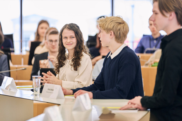 Eine Finalistin und ein Finalist des Wettbewerbs "Jugend debattiert" im Plenarsaal des Hessischen Landtages.
