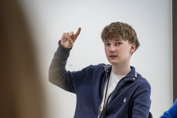 Schüler meldet sich