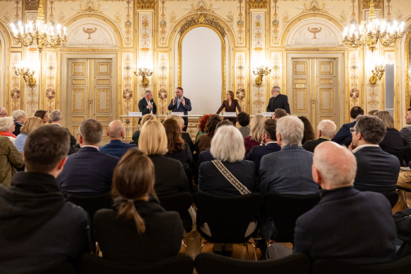 Abend der Kultur Politische Plakate Gesprächsrunde Musiksaal