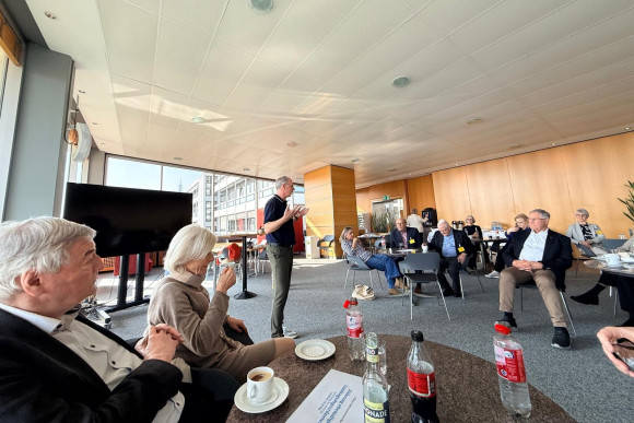 Ein hr Moderator spricht zu den Ehemaligen