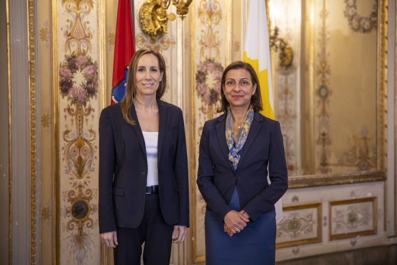 Besuch Botschafterin Republik Zypern Foto an Flaggen