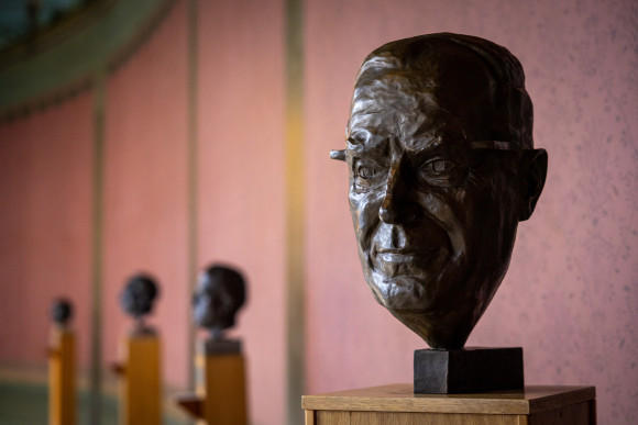 Büste Georg-August Zinn im Wintergarten