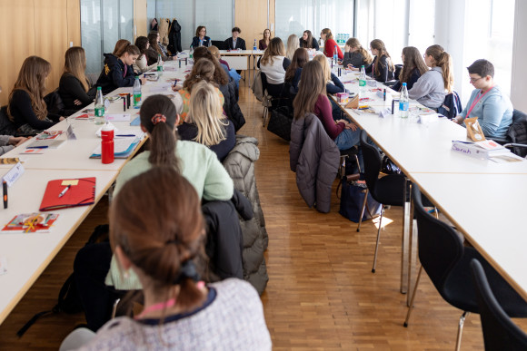 Gesprächsrunde mit den Teilnehmerinnen des Seminars „Mädchen im Landtag“