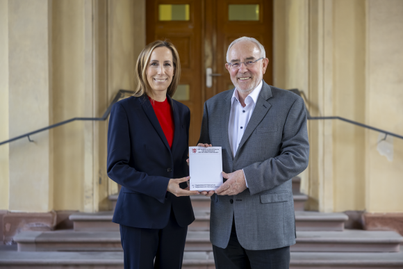 Landtagspräsidentin und Datenschutzbeauftragter präsentieren den Datenschutzbericht