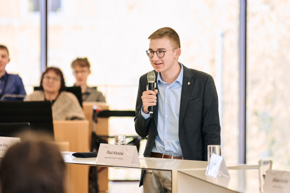 FSJ-Pler Marius stellt beim Landesfinale Jugend debattiert 2026 die Bildungsformate des Landtages vor