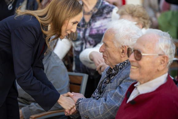 Holocaust-Überlebende werden von der Landtagspräsidentin begrüßt