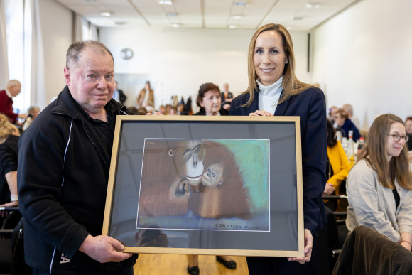 Holocaust-Überlebende Überreichung eines Bildes