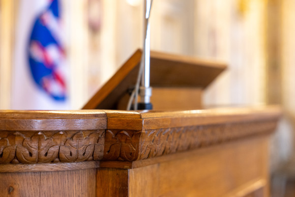 Historisches Rednerpult