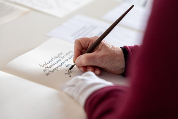 Kalligrafin für das Gästebuch Schreiben