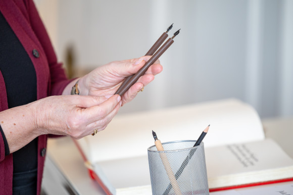 Kalligrafin für das Gästebuch Stifte