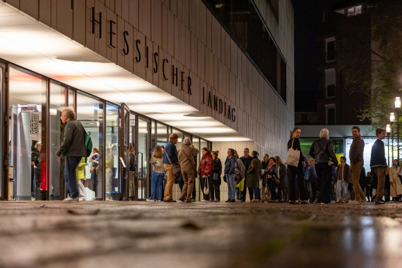 Besucher betreten das Gebäude zur Plakatausstellung im Landtag
