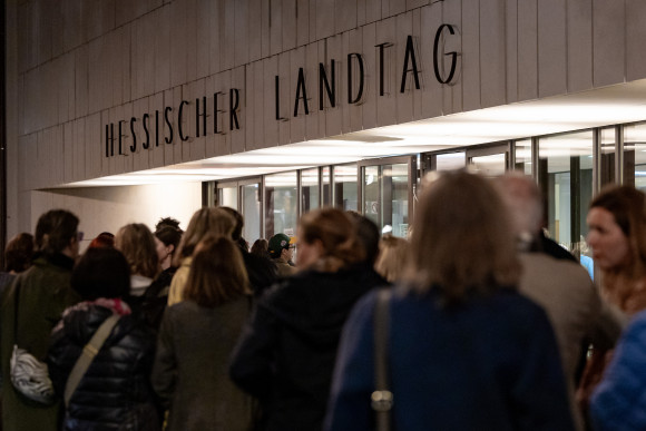 Menschen vor dem Eingang zur Plakatausstellung im Landtag