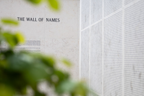 Wand mit Namen Mémorial de la Shoah