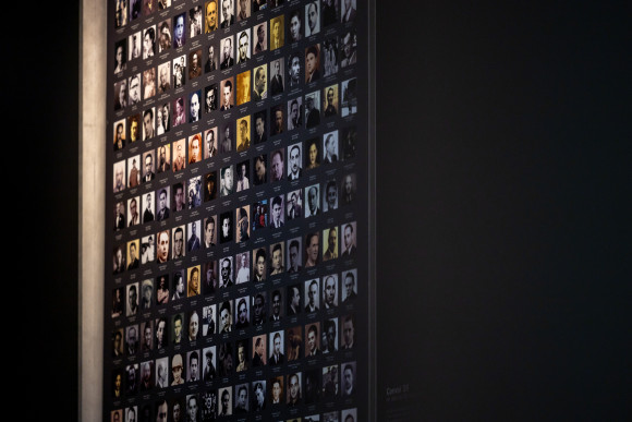 Tafel mit Fotos im Mémorial de la Shoah