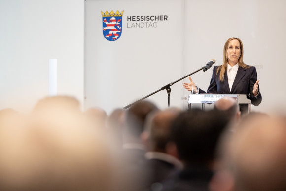 Landtagspräsidentin am Rednerpult