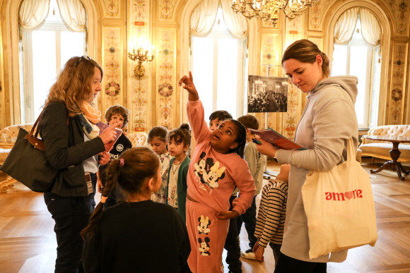Kinder im Musiksaal