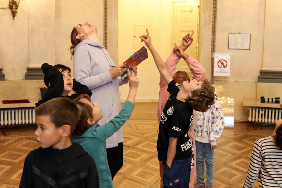 Kinder und Lehrerin im Stadtschloss