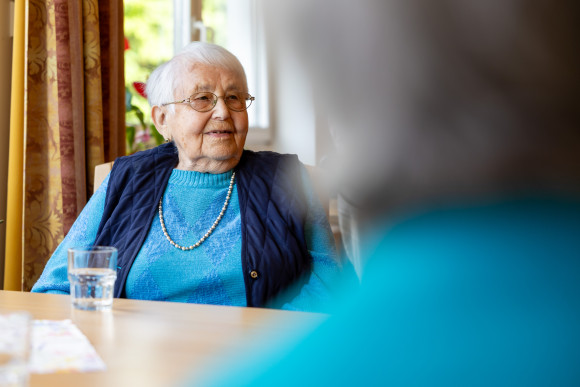 Astrid Wallmann im Gespräch mit Senioren