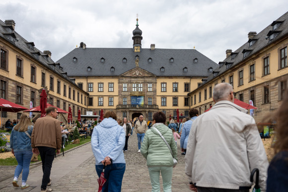 Stadtschloss Fulda mit Besuchern