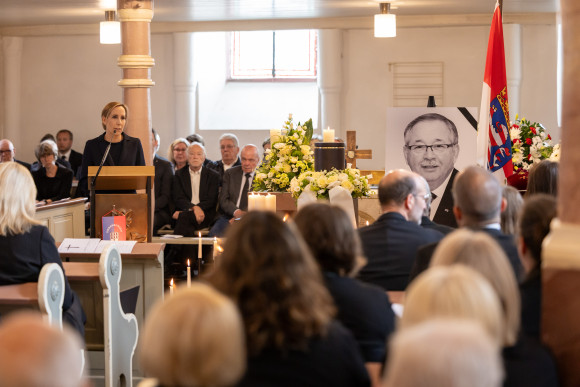 Trauergottesdienst für Norbert Kartmann Landtagspräsidentin am Rednerpult
