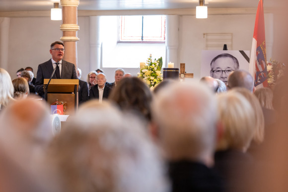Trauergottesdienst für Norbert Kartmann Ministerpräsident Boris Rhein am Rednerpult