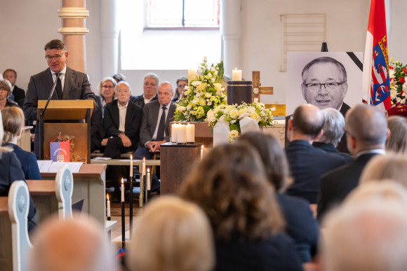 Trauergottesdienst für Norbert Kartmann Ministerpräsident Boris Rhein am Rednerpult